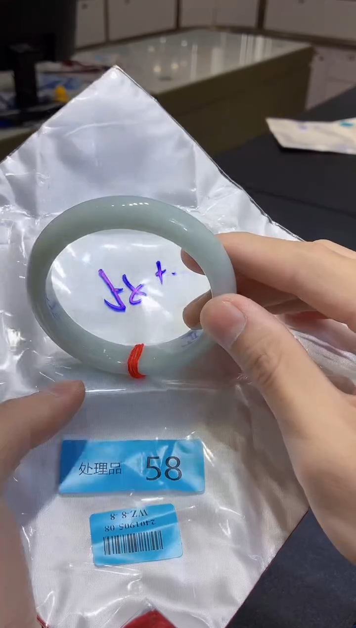 翡翠手镯未镶嵌翡翠手镯