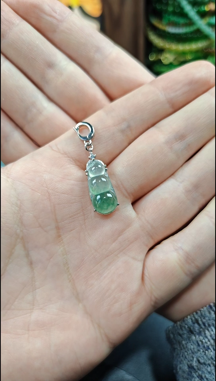 颈饰银S925镶嵌翡翠v****?翡翠颈饰S925银镶嵌