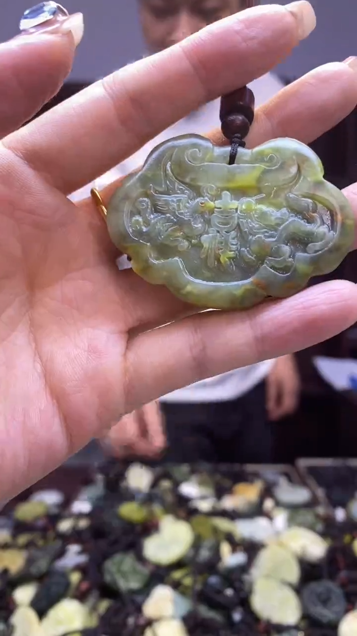未镶嵌岫玉挂件  