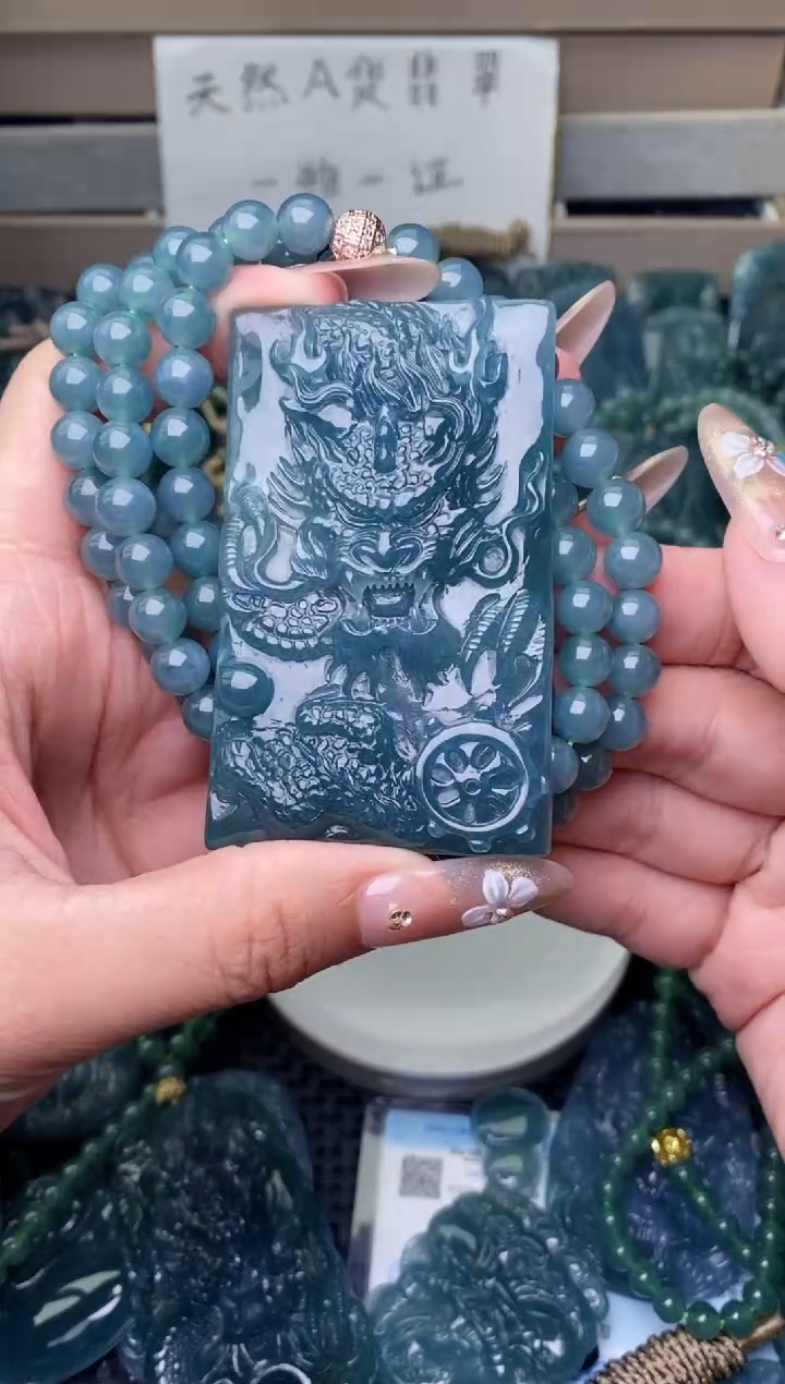 翡翠未镶嵌颈饰          