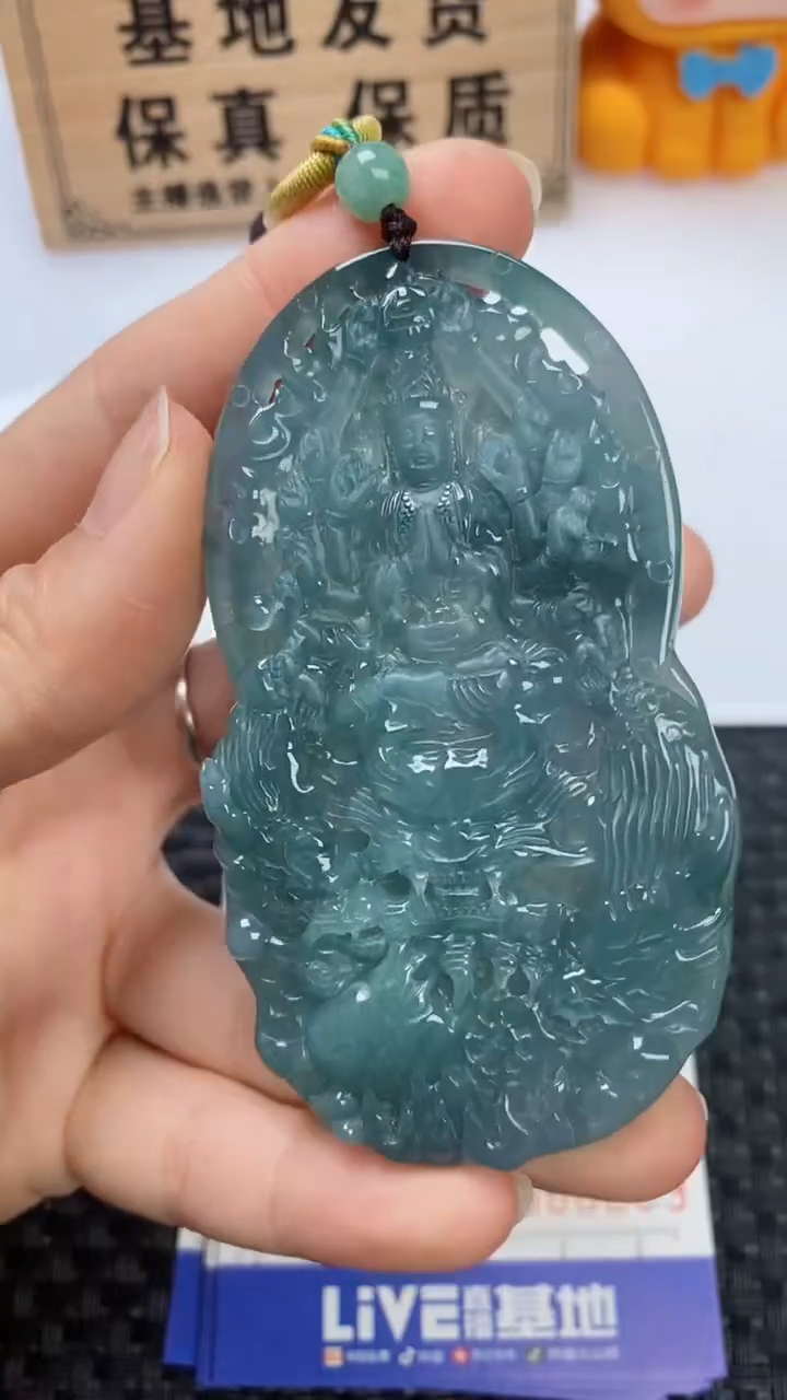 翡翠未镶嵌颈饰         
