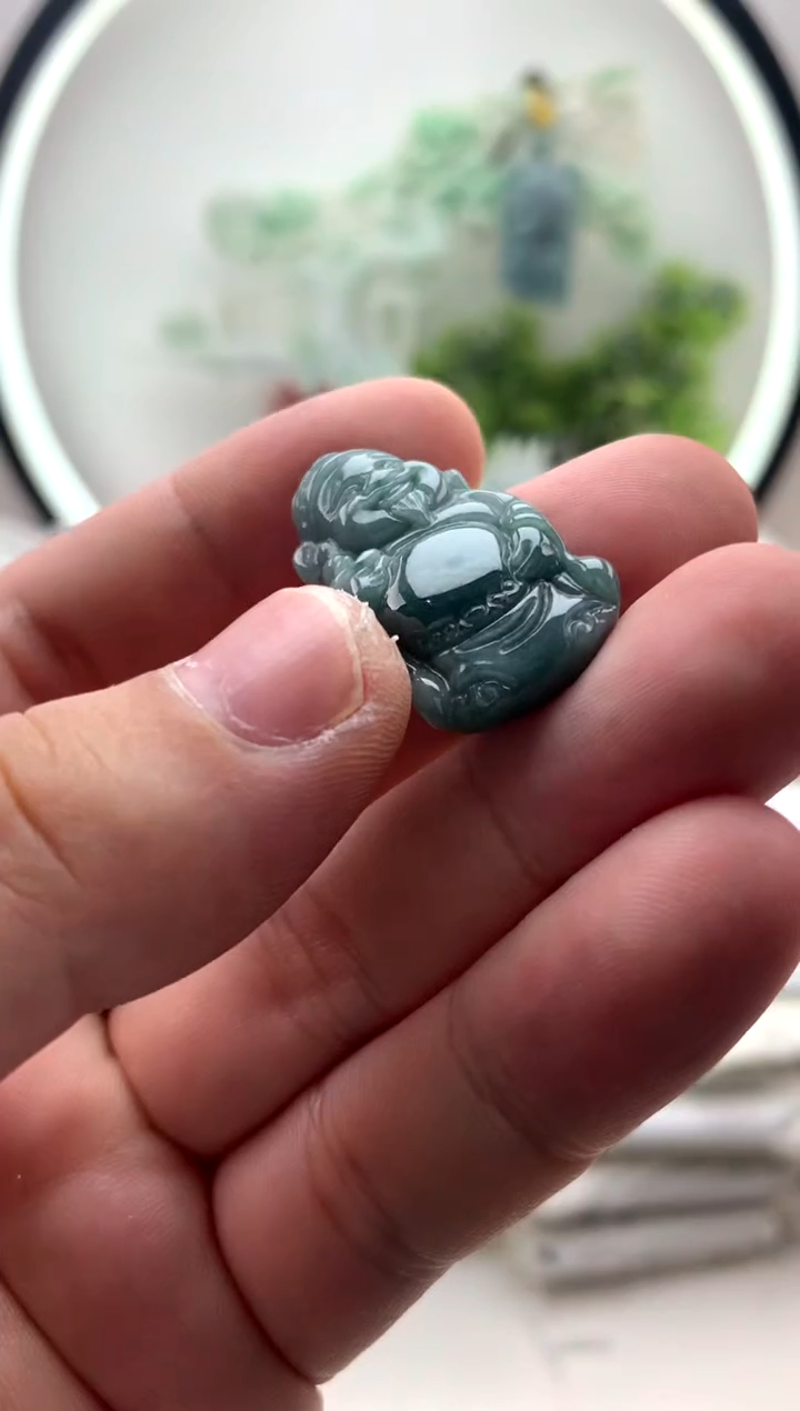 翡翠未镶嵌颈饰想财神