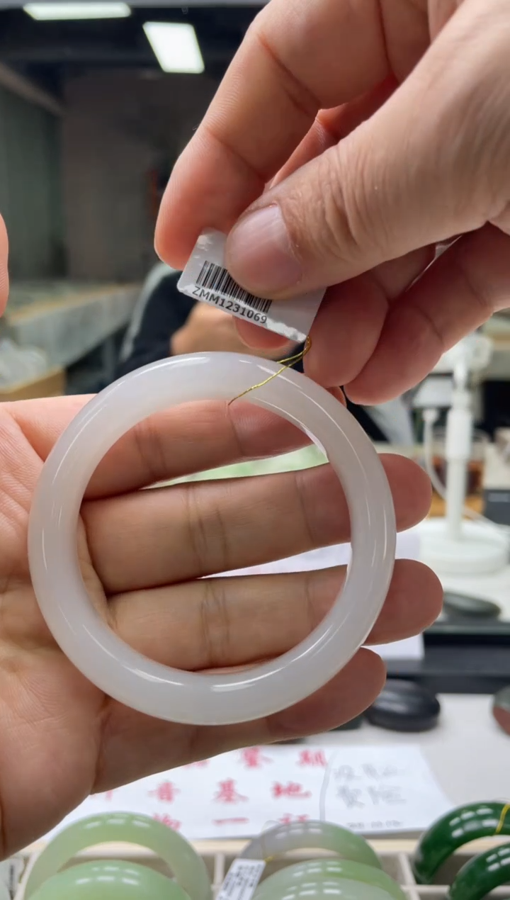 【闪购商品】和田玉手镯未镶嵌编码1069 圈口56-57