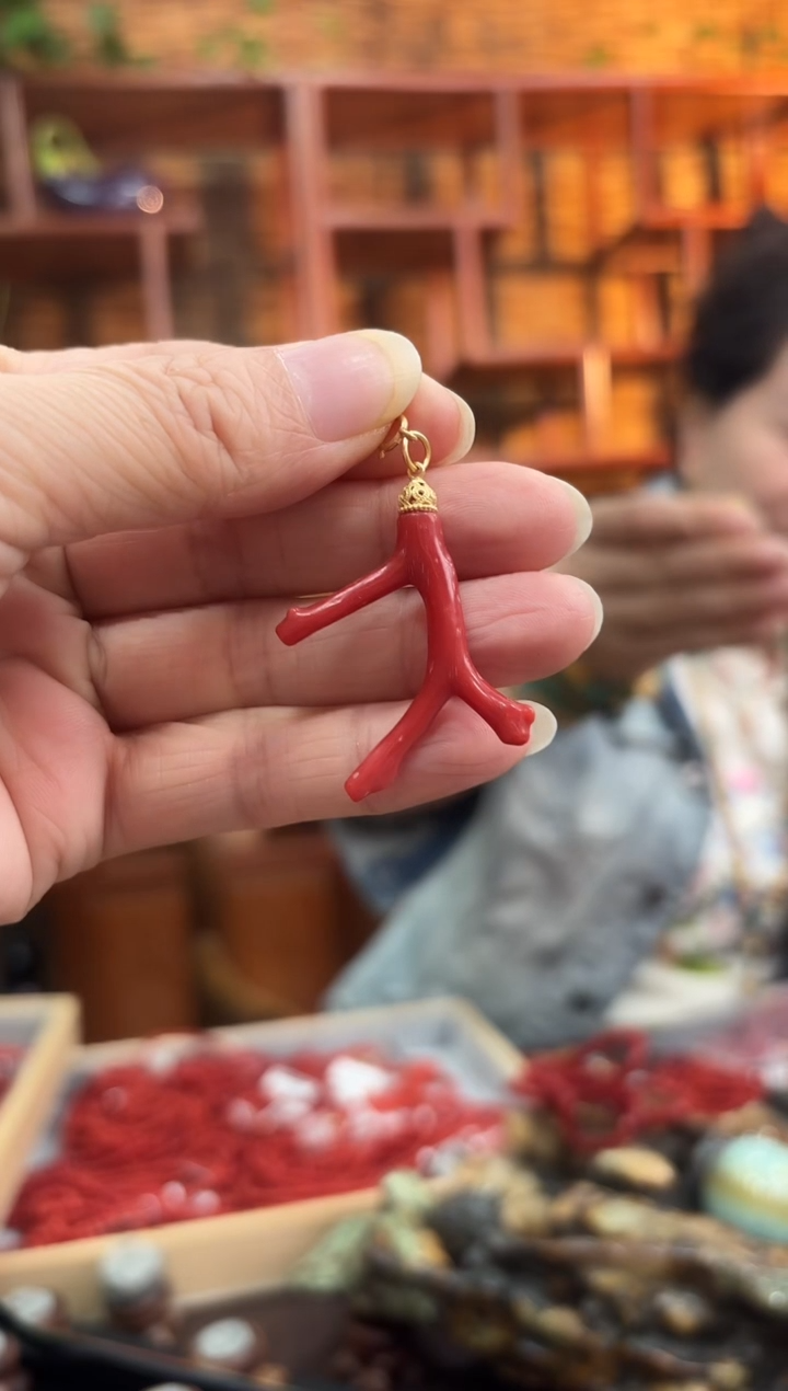 蜜蜡颈饰未镶嵌一物一图有扣头。树杈吊坠