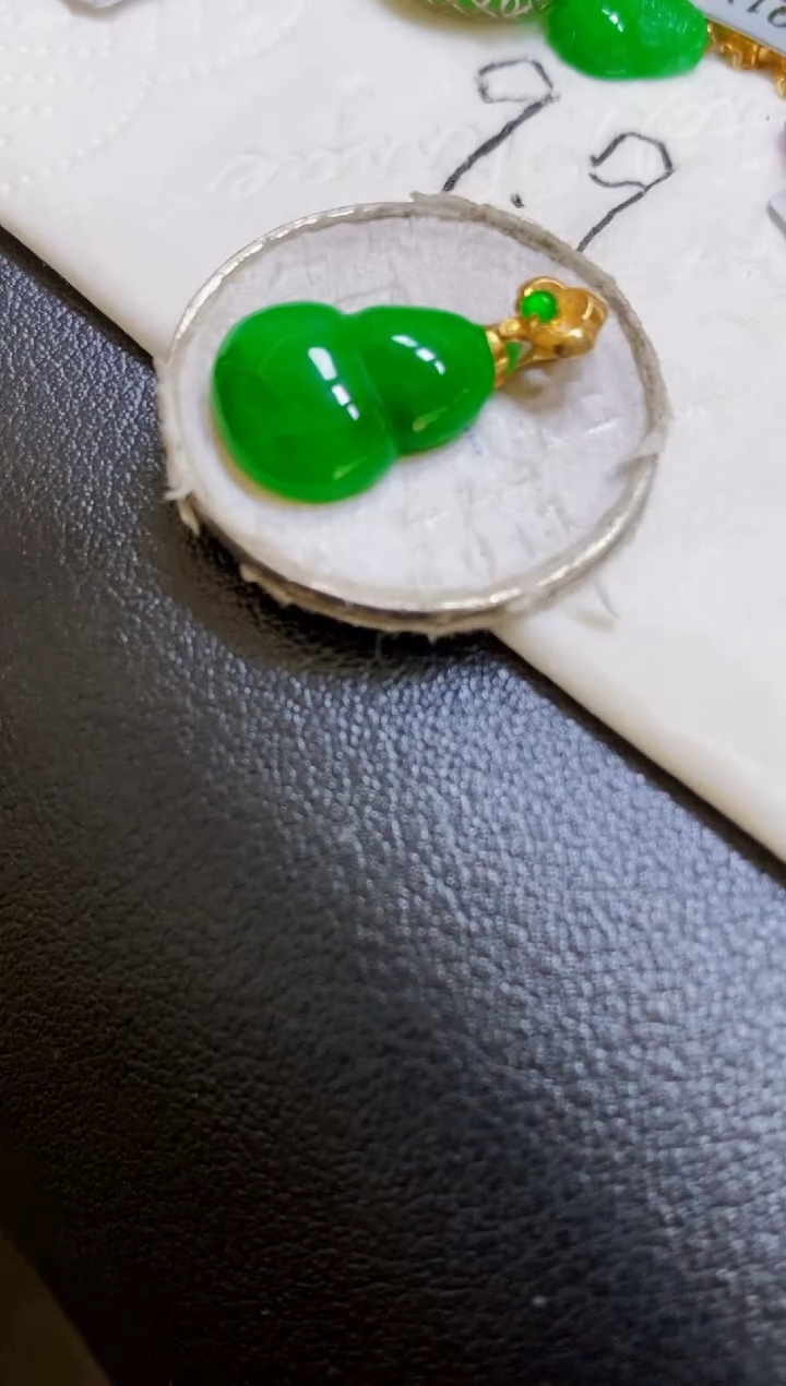 颈饰18K金镶嵌翡翠葫芦