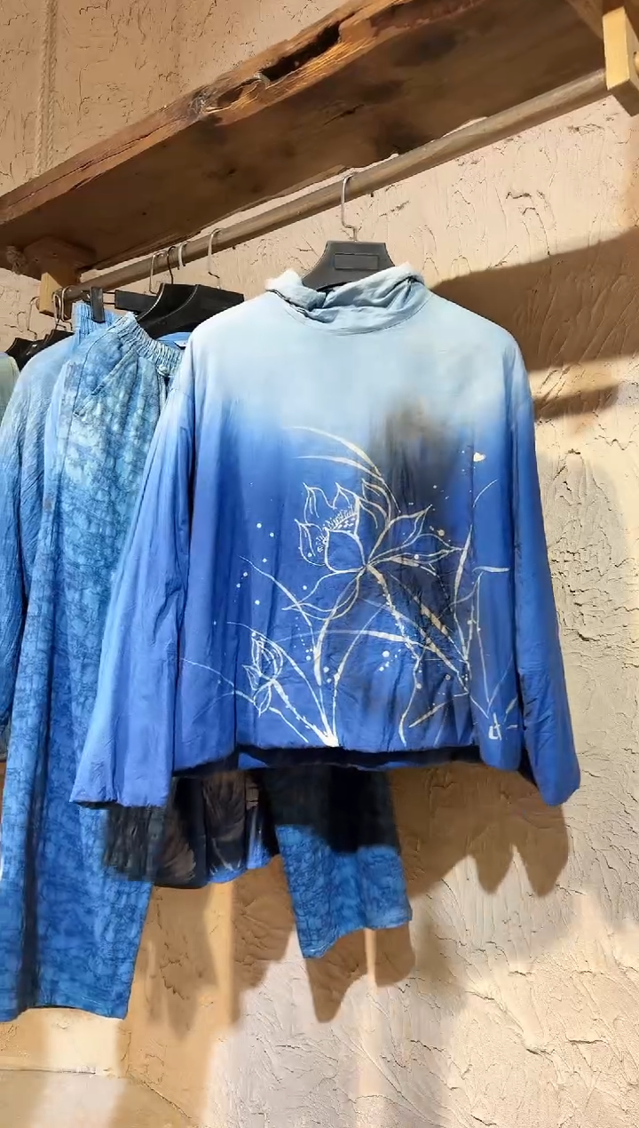 板蓝根蓝染蜡画荷花高领衫（后面三粒扣）
