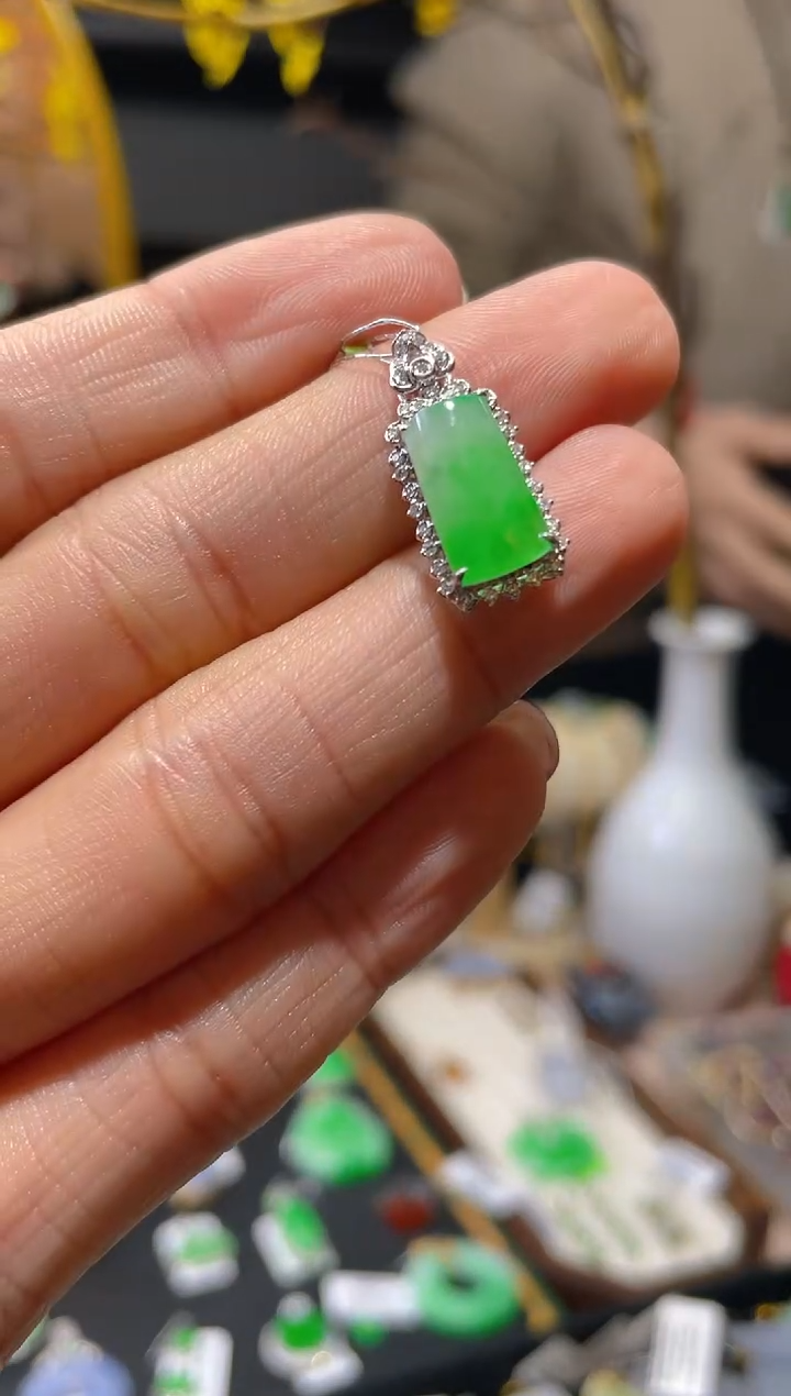 【闪购商品】翡翠颈饰18K金镶嵌假一赔三