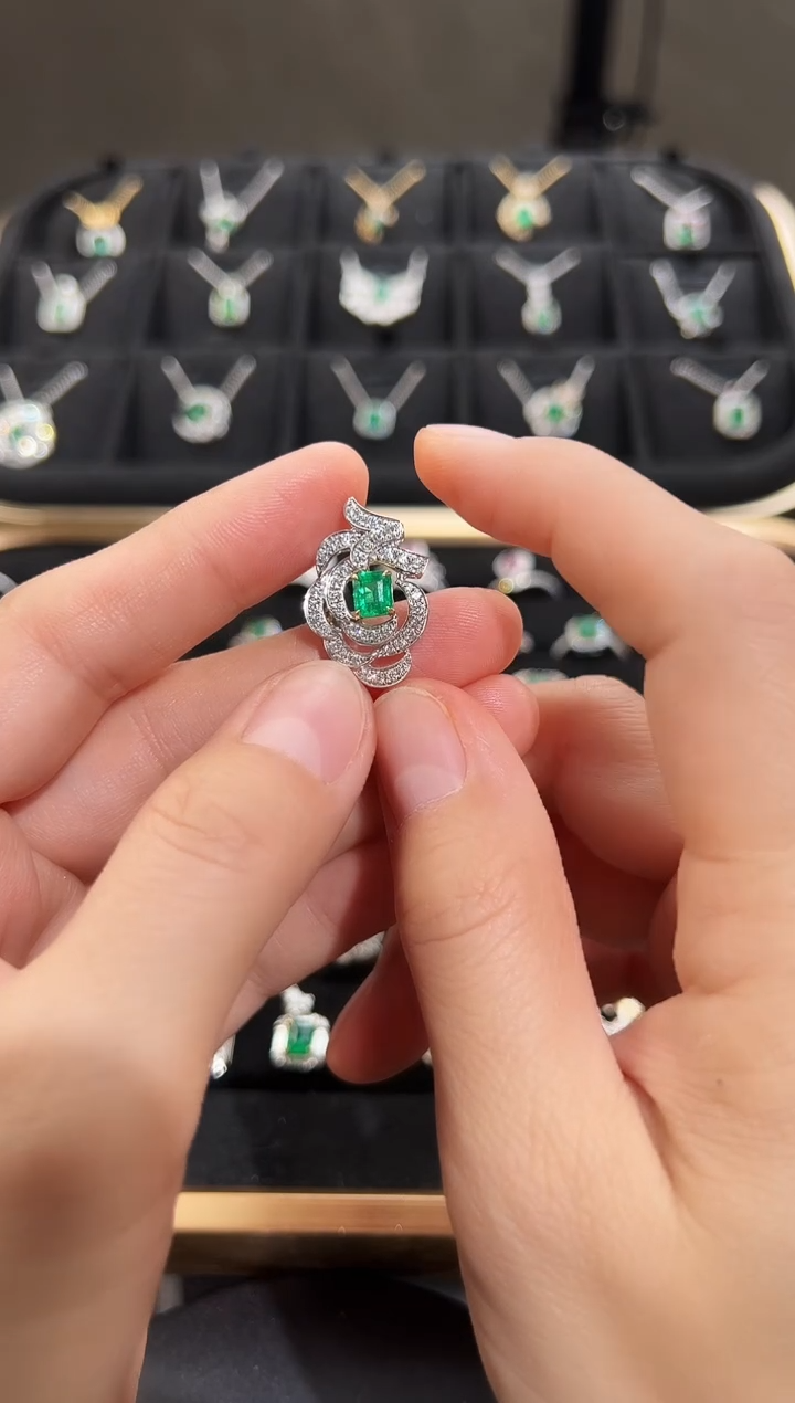 【闪购商品】祖母绿吊坠(不含链)18K金镶嵌祖母绿吊坠