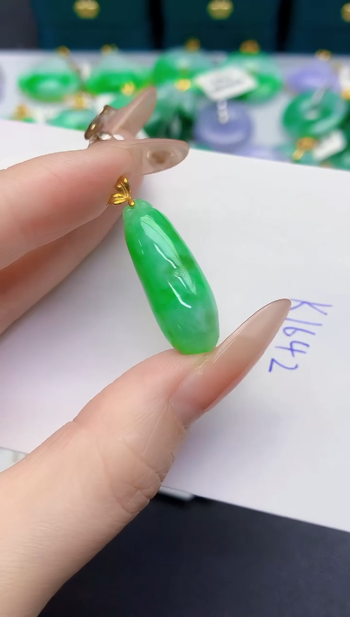 颈饰18K金镶嵌翡翠缅甸天然翡翠A货