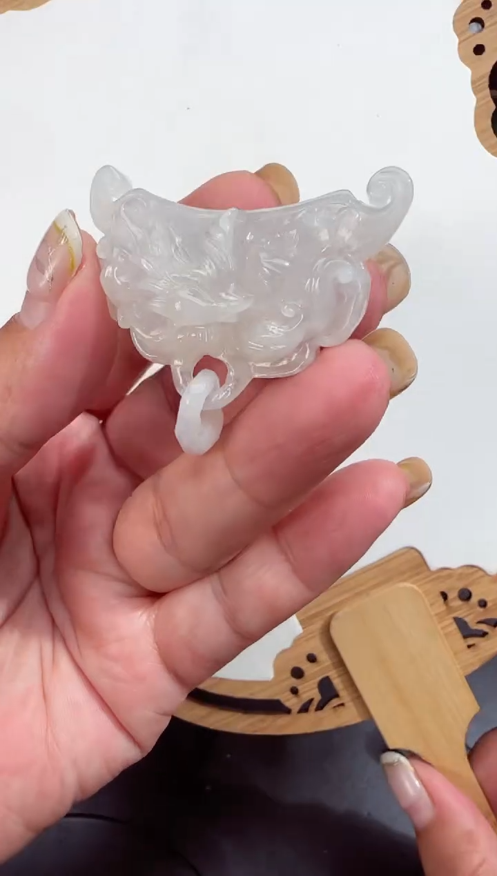 翡翠未镶嵌颈饰拍照