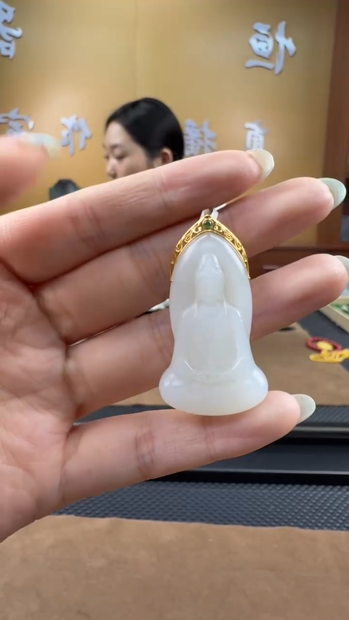 颈饰18K金镶嵌和田玉挂件