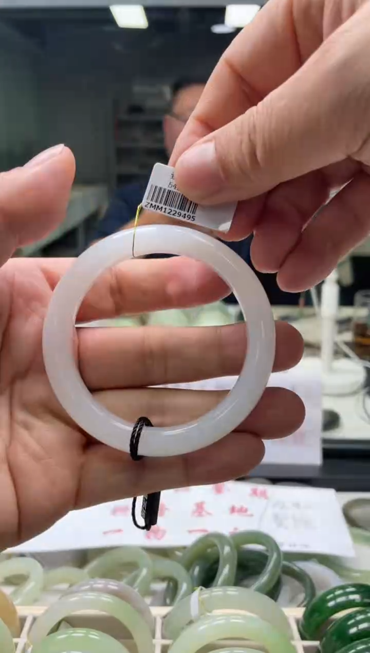 【闪购商品】和田玉手镯未镶嵌编码 9495圈口56-57