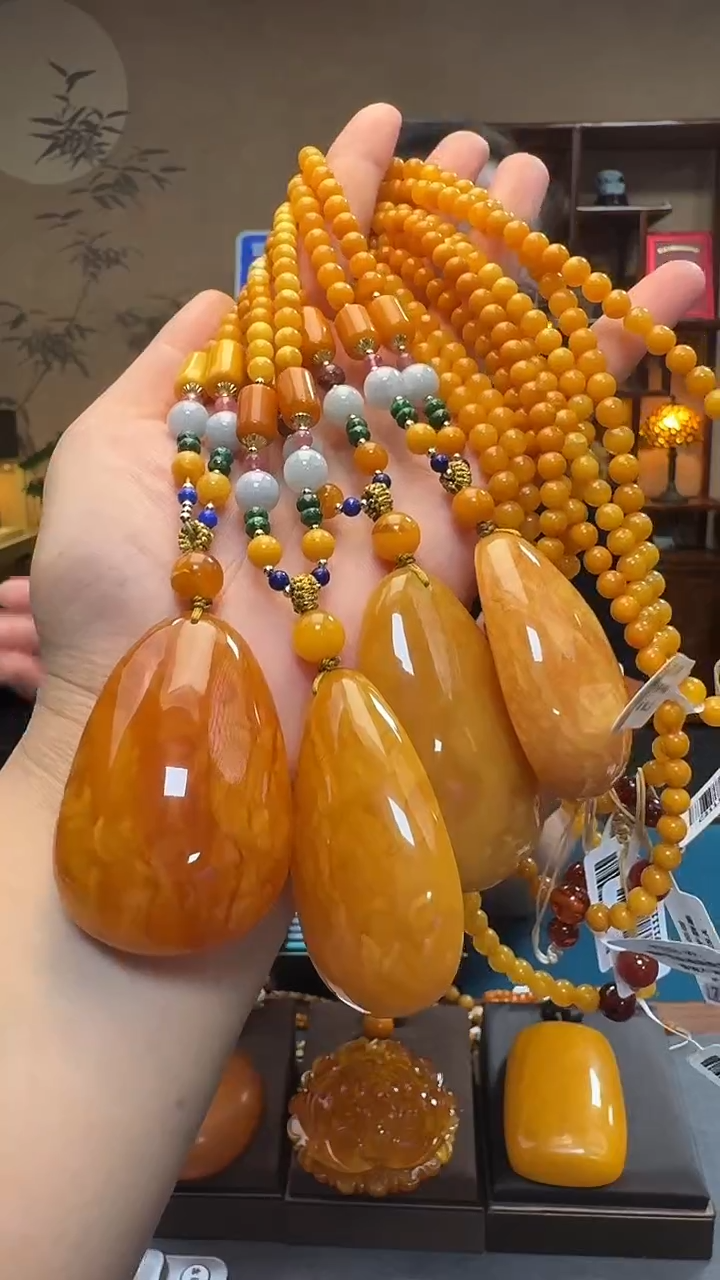 琥珀吊坠(赠链)未镶嵌天然保真蜜蜡水滴套装（多样发其一）