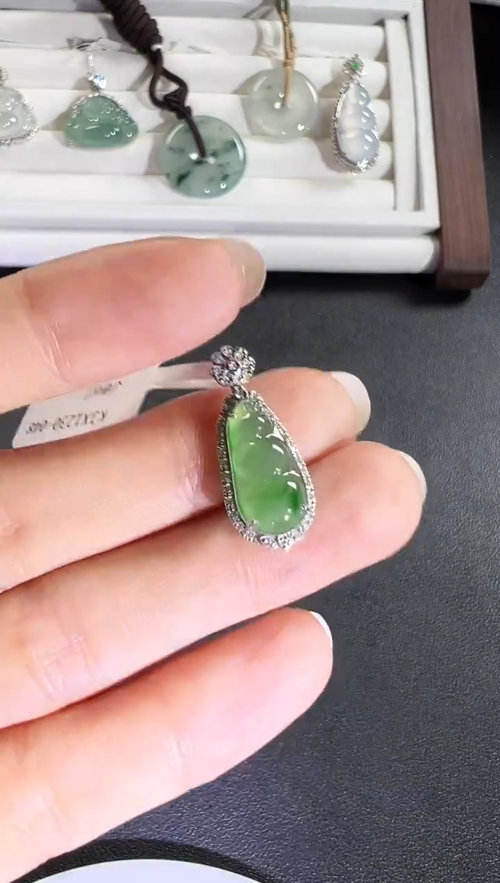 颈饰18K金镶嵌翡翠KJX1230-048