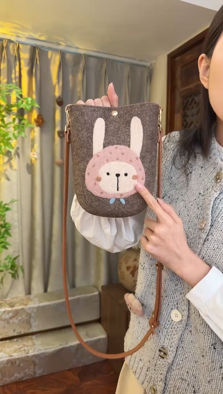 羊毛非遗羊毛毡包 手机包兔子