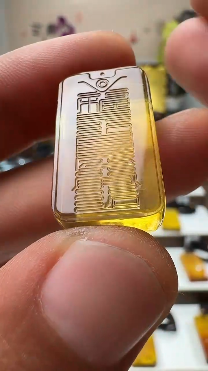 18K金镶嵌吊坠(不含链)琥珀符文方牌吊坠解