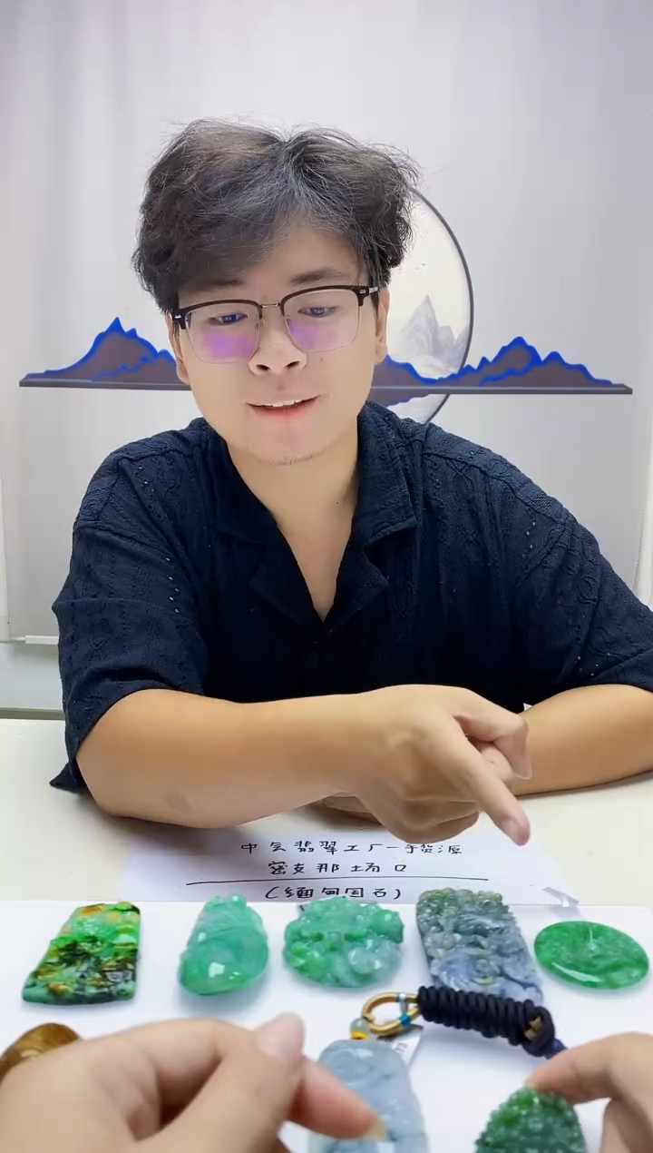定制翡翠未镶嵌小**.4688DD-毛货挂件