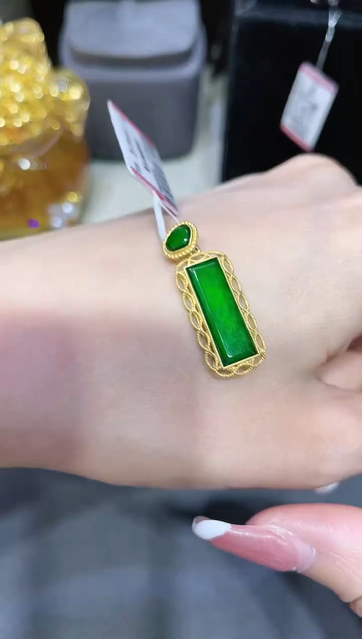 【闪购商品】翡翠吊坠(不含链)18K金镶嵌·
