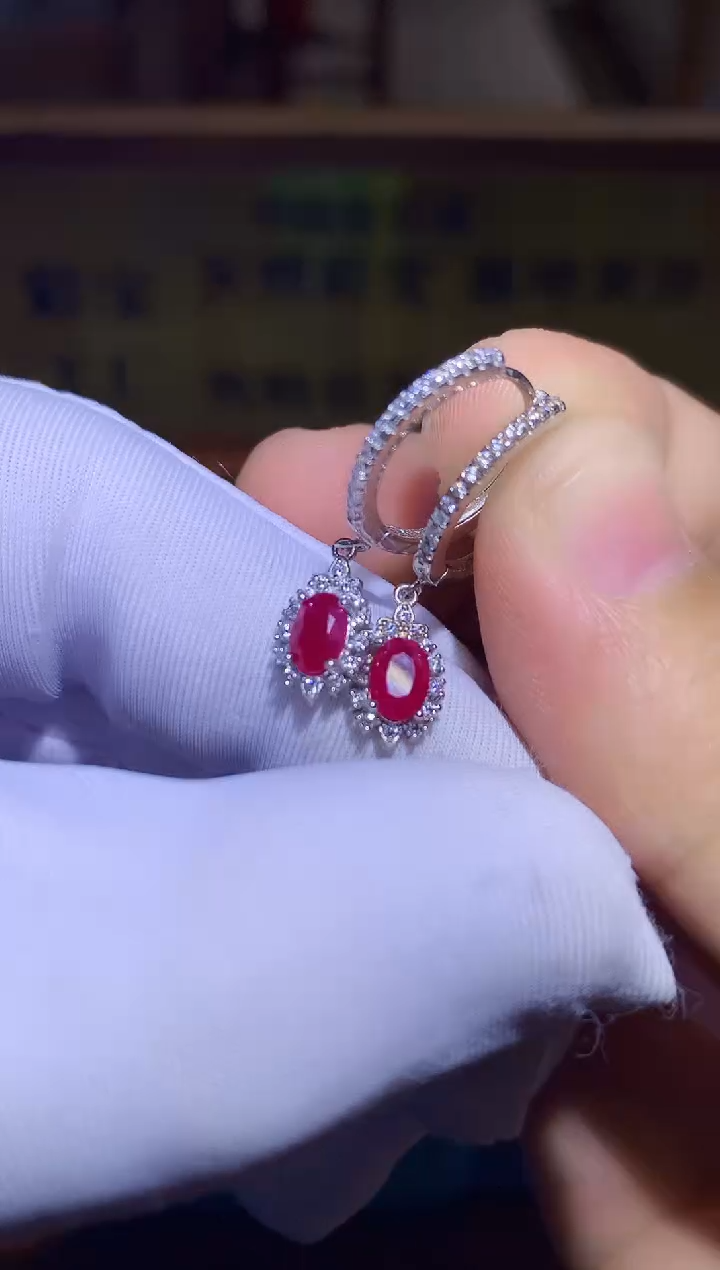 【闪购商品】红宝石耳饰银S925镶嵌........