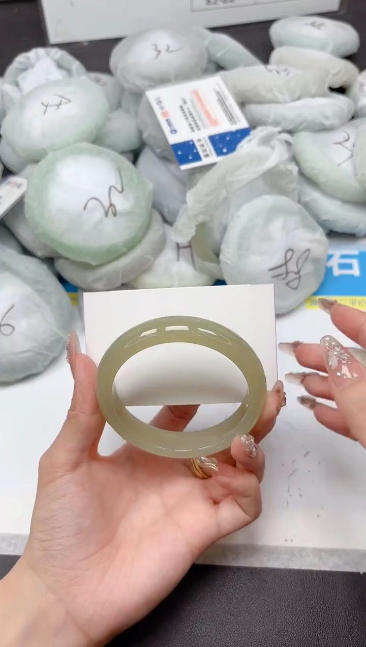 未镶嵌手镯石英质玉186-58.4