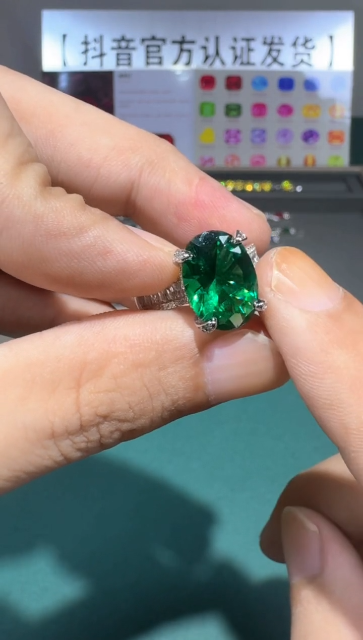 祖母绿戒指18K金镶嵌1