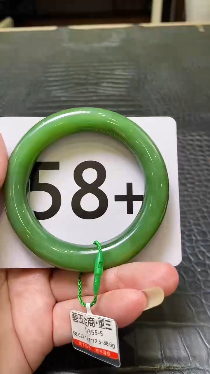 和田玉（碧玉）手镯未镶嵌一个