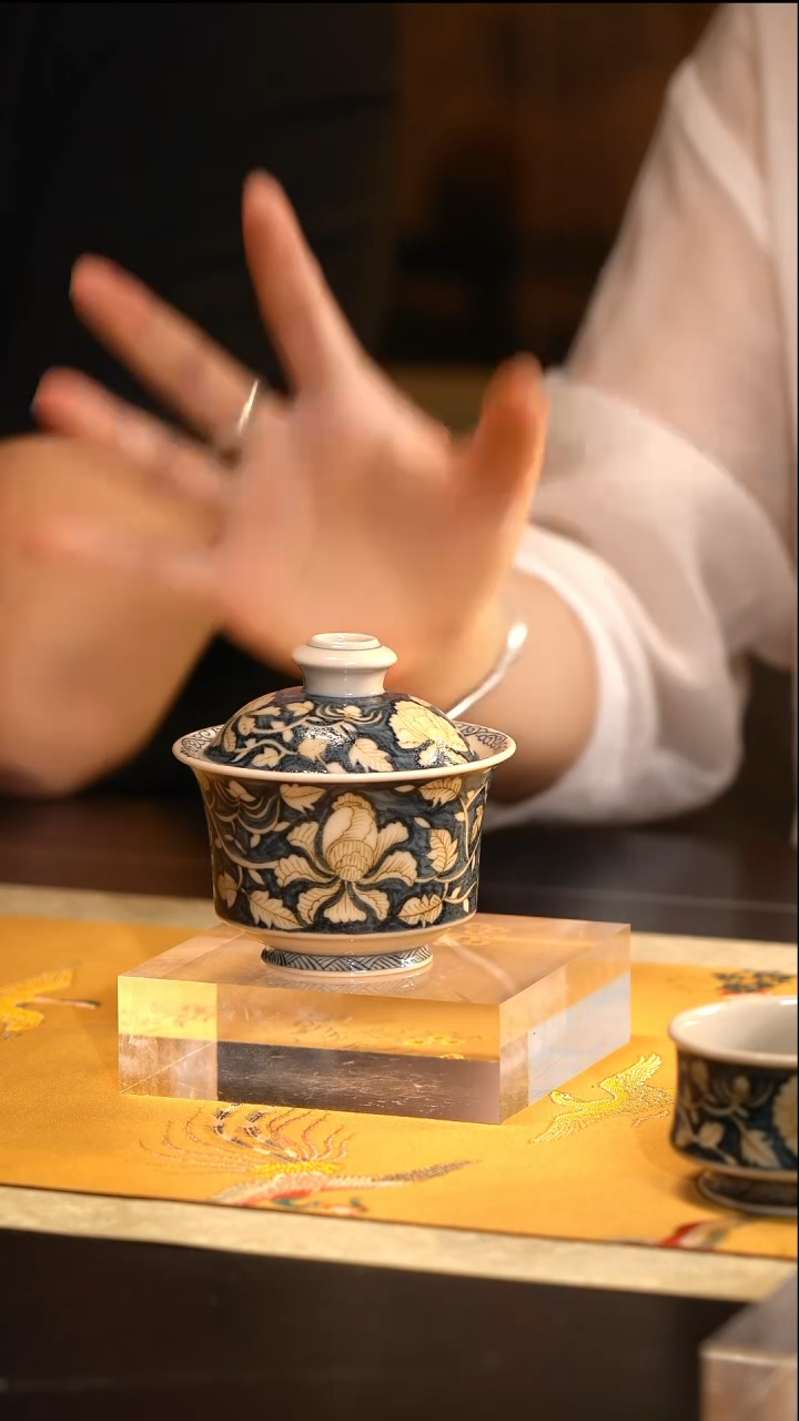 LQT立勤堂青花釉里金蓝金四象牡丹盖碗