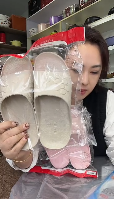 阳**水米色拖鞋女士