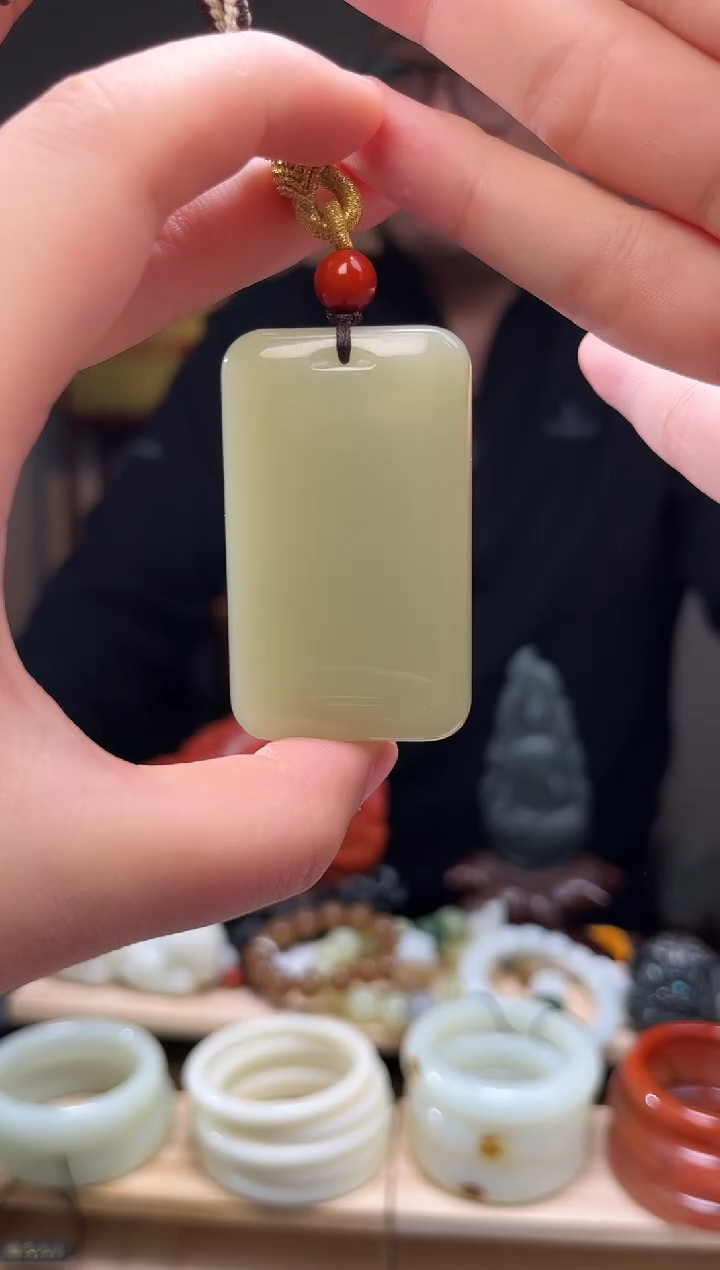 颈饰未镶嵌和田玉吊坠