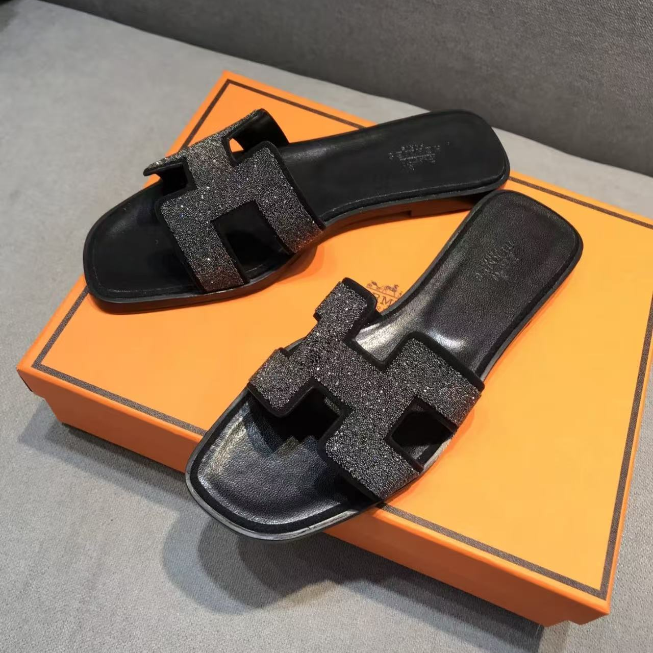 未使用 Hermes/爱马仕  爱马仕黑色细闪H拖 36码