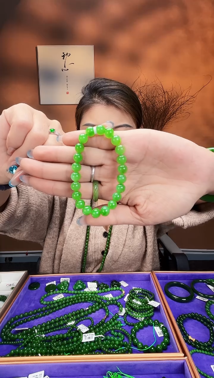 未镶嵌手串和田玉卡8乌兰海苹果绿圆珠