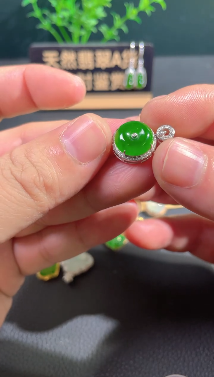 【闪购商品】翡翠颈饰18K金镶嵌翡翠