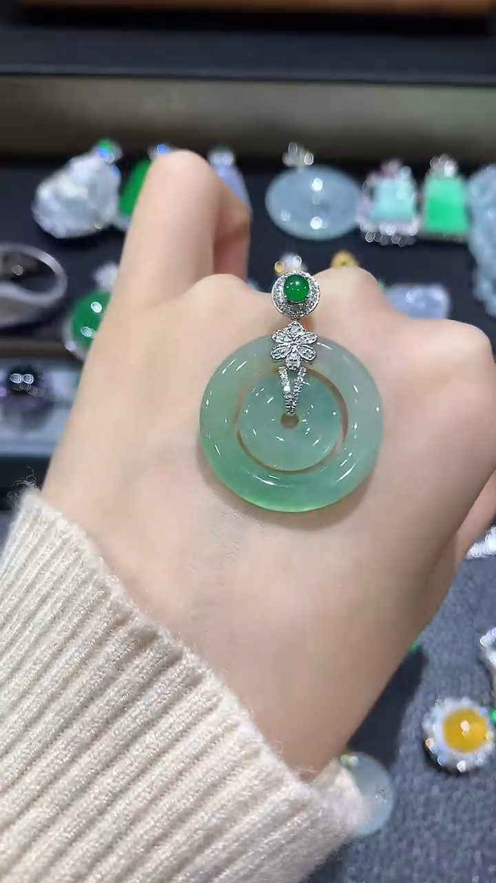【闪购商品】翡翠吊坠(不含链)18K金镶嵌3团购