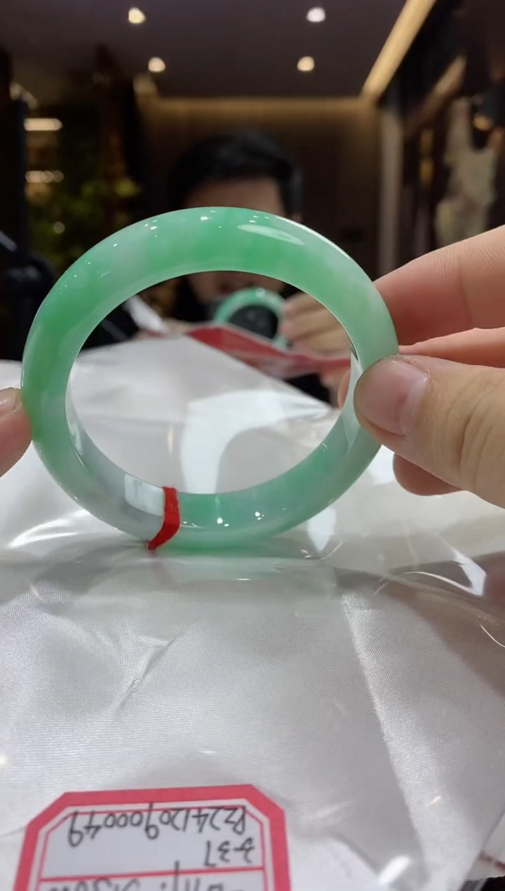 【闪购商品】翡翠手镯未镶嵌38号56圈口微瑕