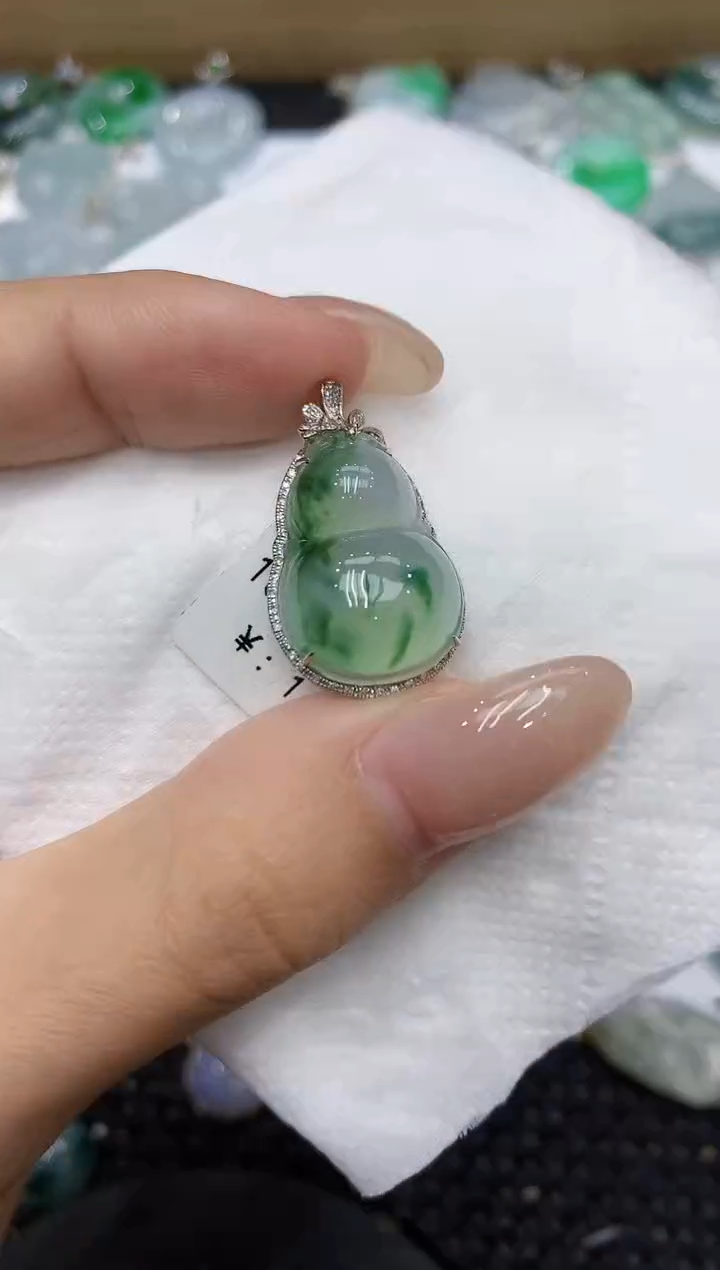 翡翠18K金镶嵌颈饰111111111111