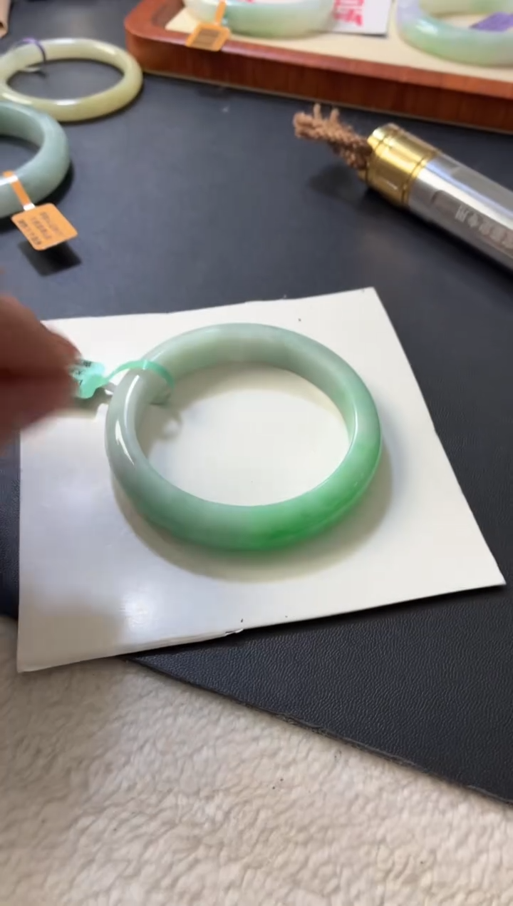 未镶嵌手镯翡翠白底青飘阳果绿色 13号  57-59圈口