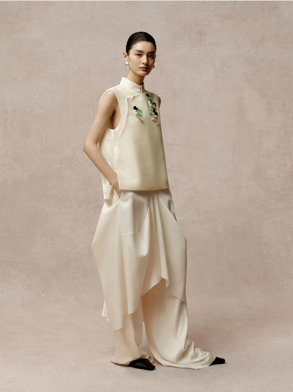 【刘彤推荐】玉琼 白色真丝丝绒手工缝珠中式立领偏襟马甲J26S4195