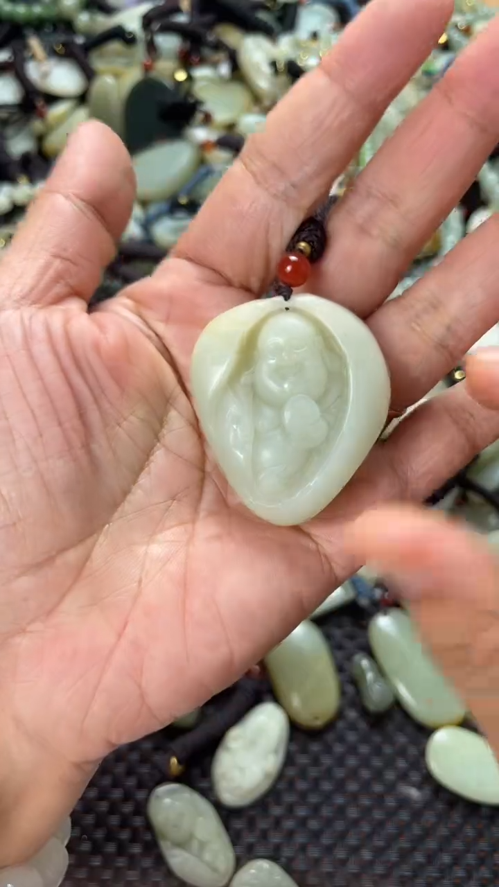 和田玉未镶嵌颈饰（多样性发一件）没有证书有瑕