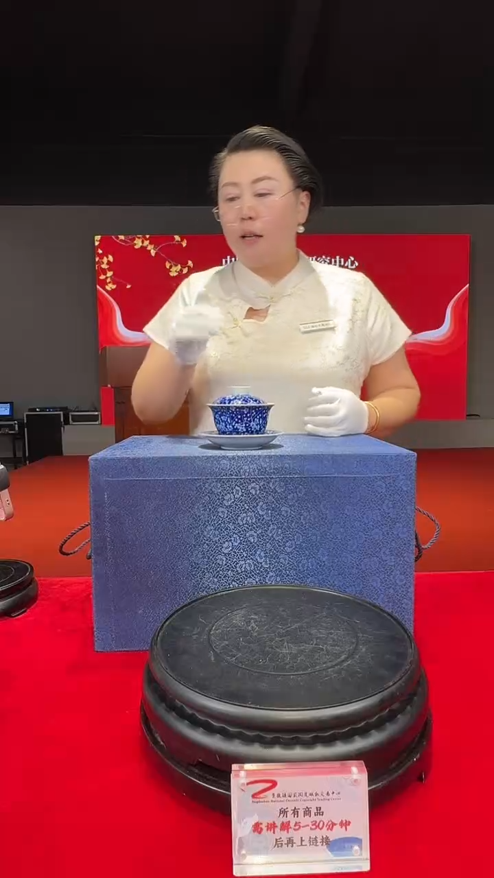 汪敏老师《粉彩山水大赏瓶》带收藏证书