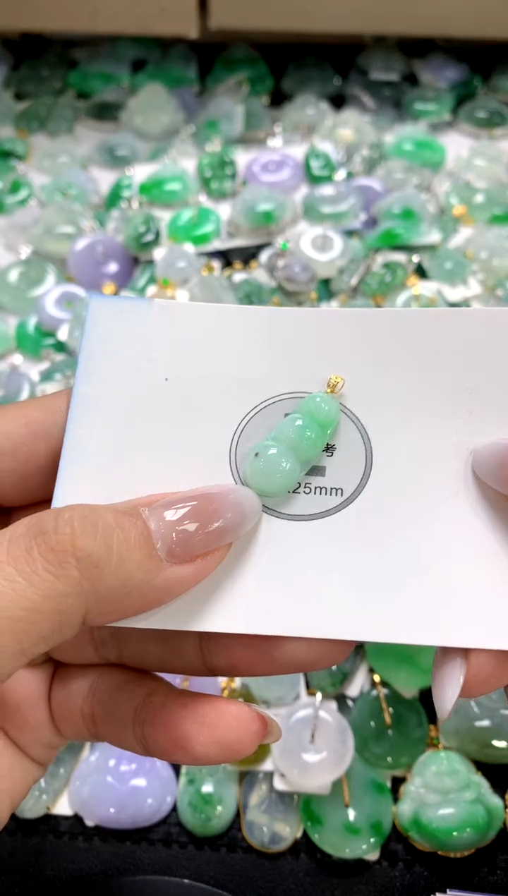 颈饰18K金镶嵌翡翠1111111111111111