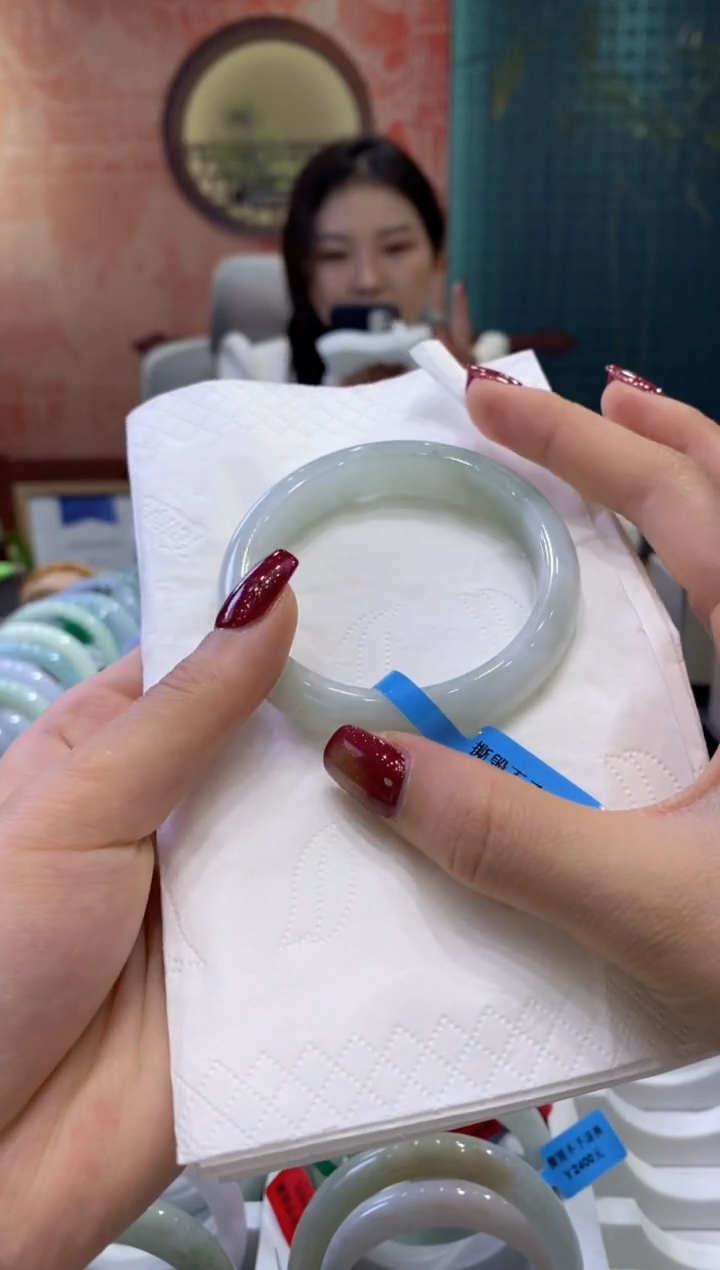 【闪购商品】翡翠手镯未镶嵌多人00300