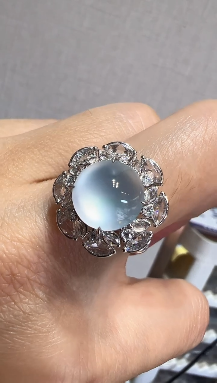 18K金镶嵌戒指翡翠蛋面