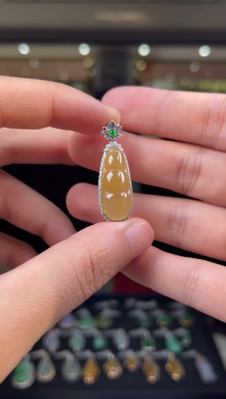 颈饰18K金镶嵌翡翠5号标签撕毁不退换