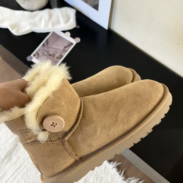 桑坡木扣款时尚雪地靴女款冬季加厚加绒中筒保暖羊皮毛一体雪地棉