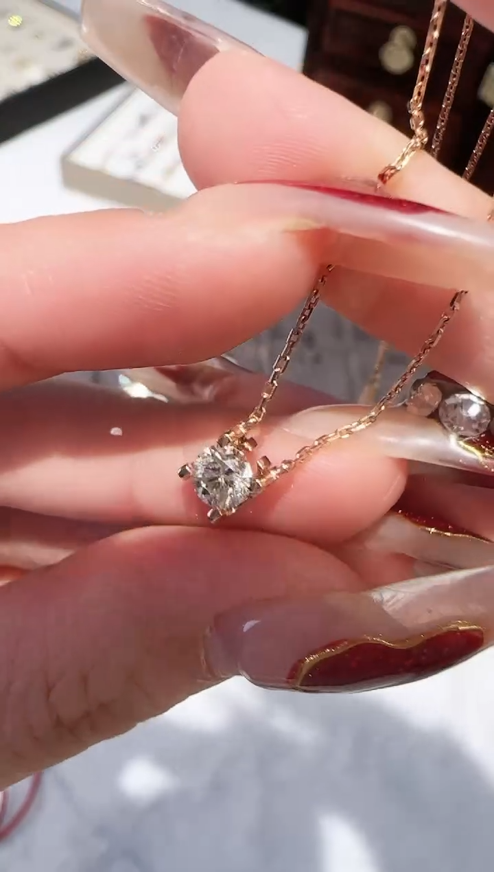 【闪购商品】钻石颈饰18K金镶嵌50分牛头项链