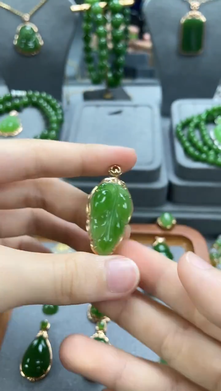 颈饰18K金镶嵌和田玉（碧玉）饰 18K金镶嵌 和田玉（碧玉）