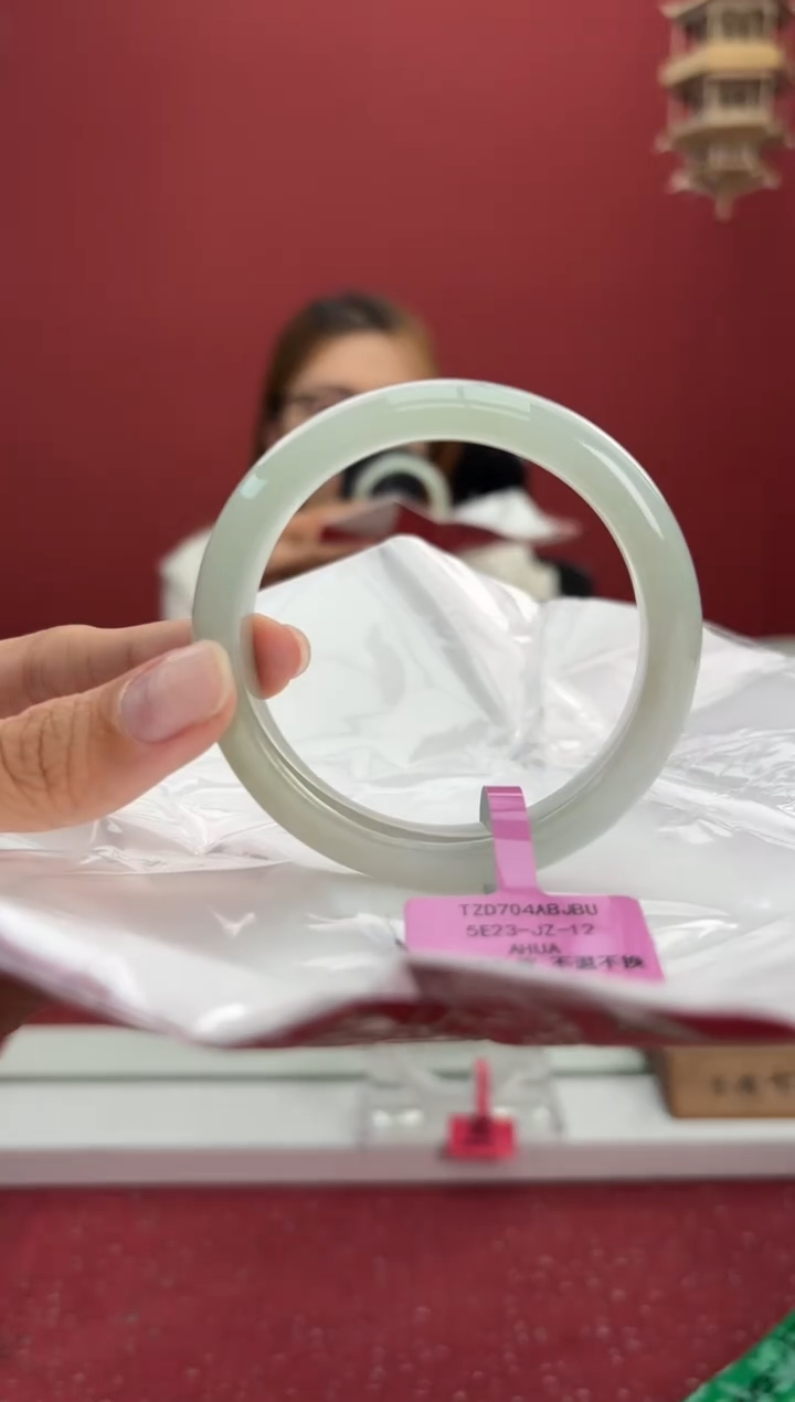 翡翠手镯未镶嵌手镯