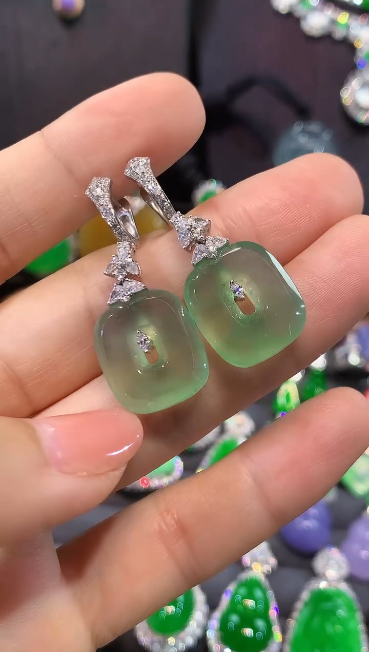 18K金镶嵌翡翠耳饰耳包