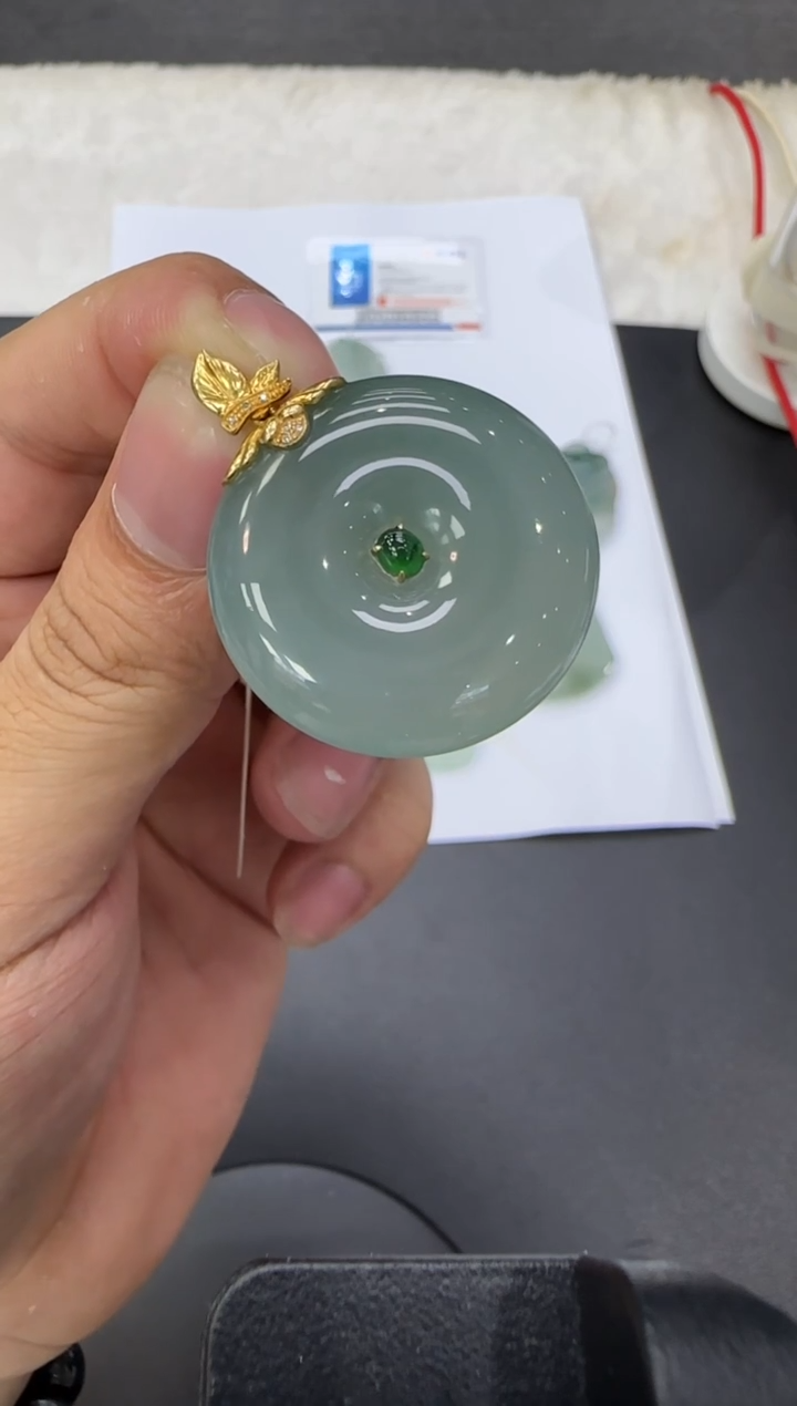 颈饰18K金镶嵌翡翠非*天然翡翠A货孤品一件 