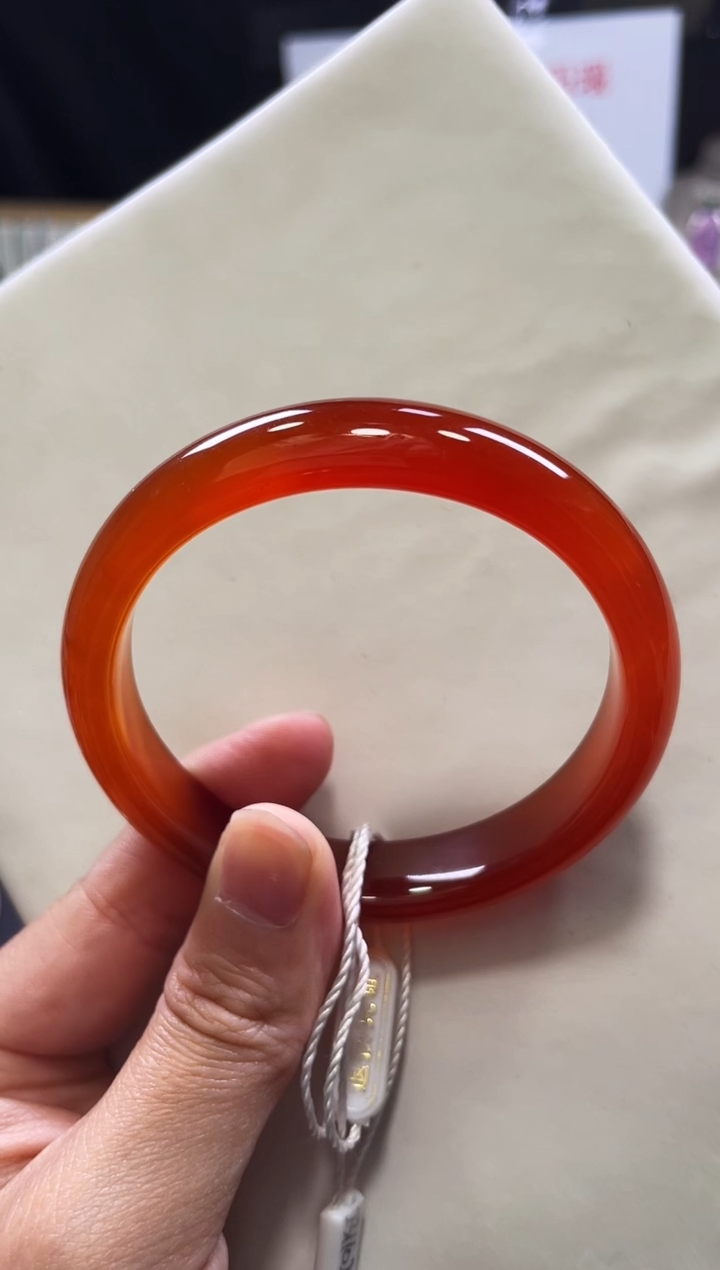 【闪购商品】玛瑙/玉髓手镯未镶嵌不同角度不同光线色不同